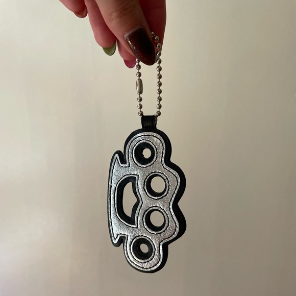 VINTAGE brass knuckles keychain - Picture 4 of 4